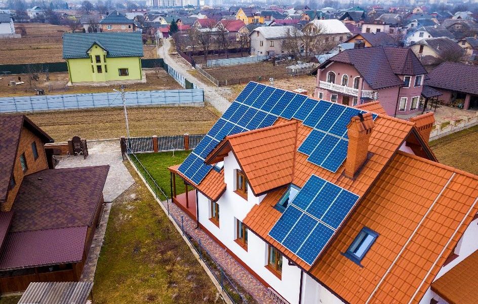 PR-Przecietnie-od-32-do-39-tys.-zl-za-panele-fotowoltaiczne.-Jak-obnizyc-koszty-instalacji_small Fotowoltaika w Polsce – Przeciętnie od 32 do 39 tys. zł za panele fotowoltaiczne. Jak obniżyć koszty instalacji?