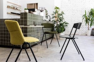 Noti_proj_Nikodem_Szpunar_Eke_kawiarnia 2 Minimum środków i maksimum komfortu – Krzesło Eke i fotel Algo